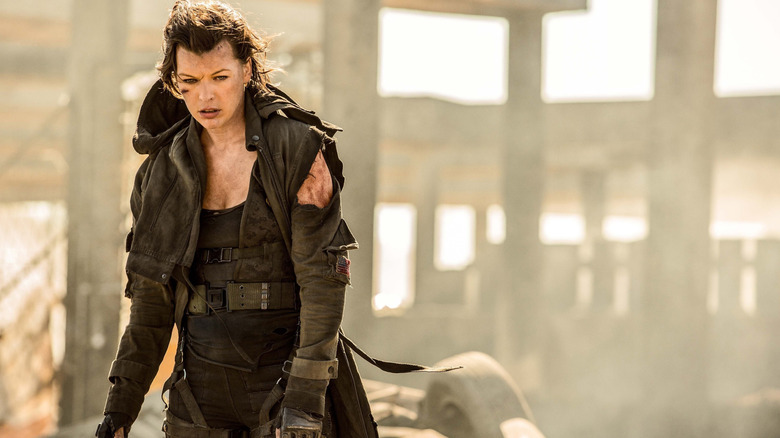 Milla Jovovich as Alice standing amidst the wasteland in Resident Evil: The Final Chapter