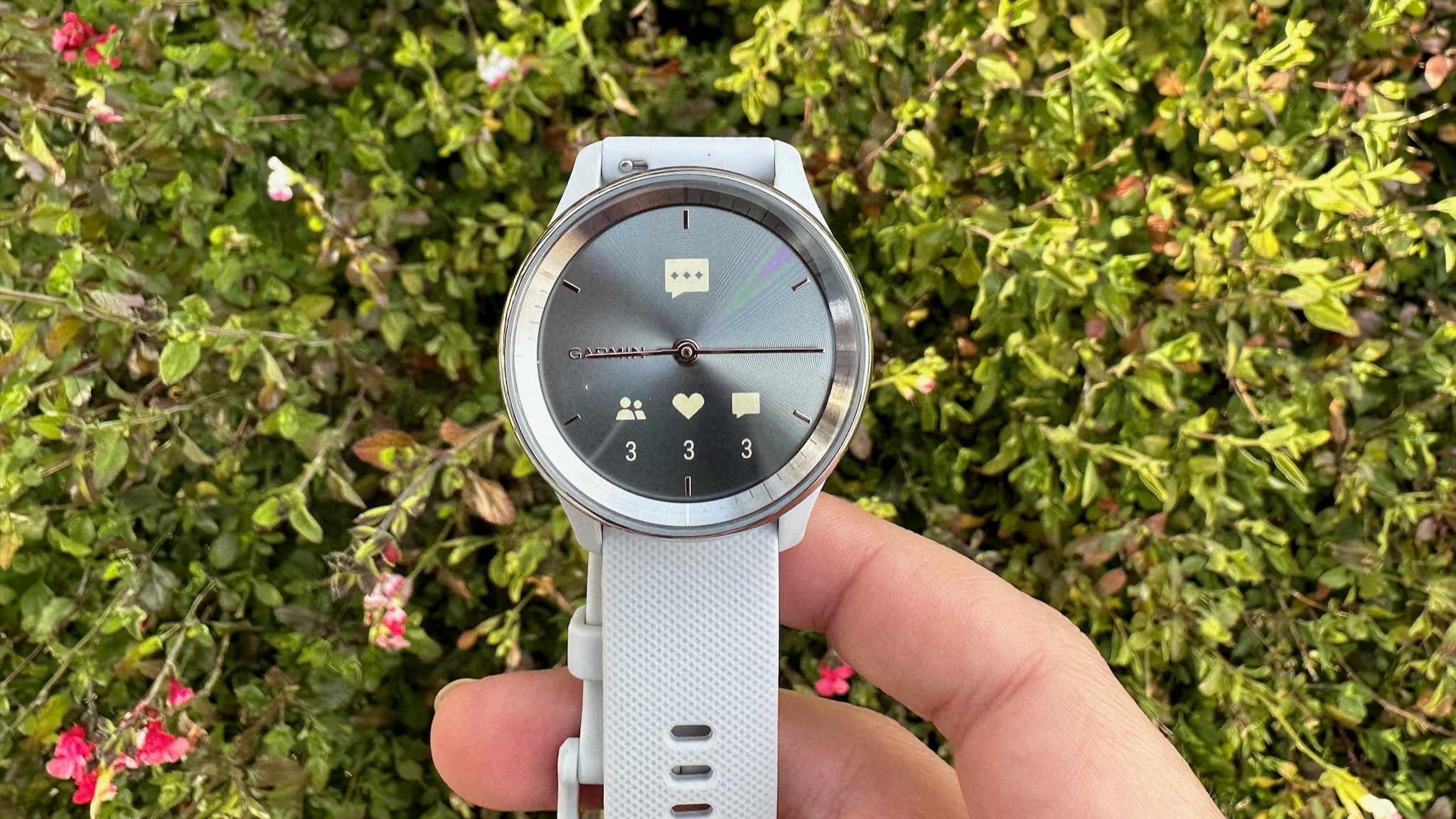 The notifications screen on the Garmin v&iacute;voactive Trend