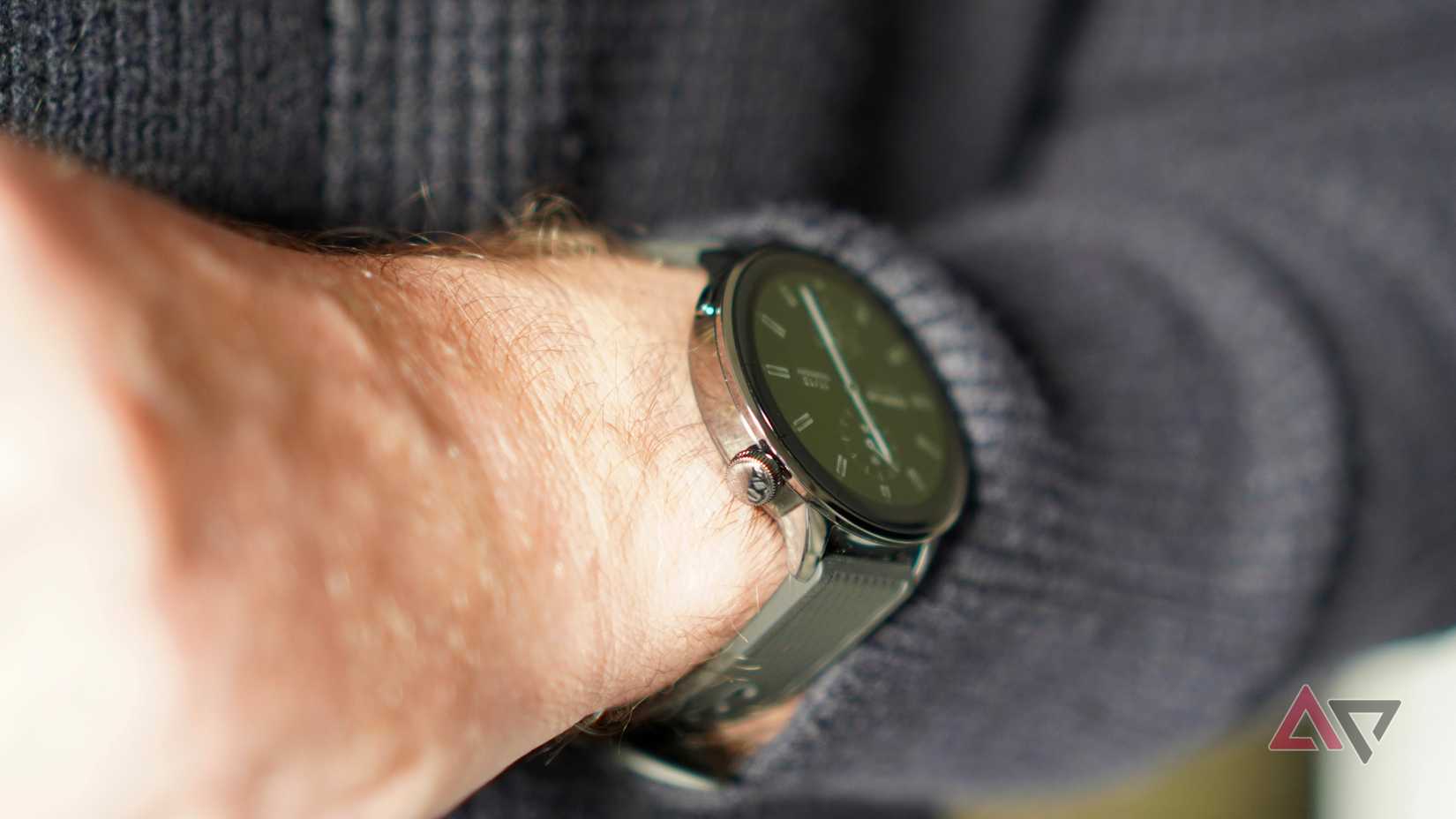 A person wearing the OnePlus Watch 3 43mm